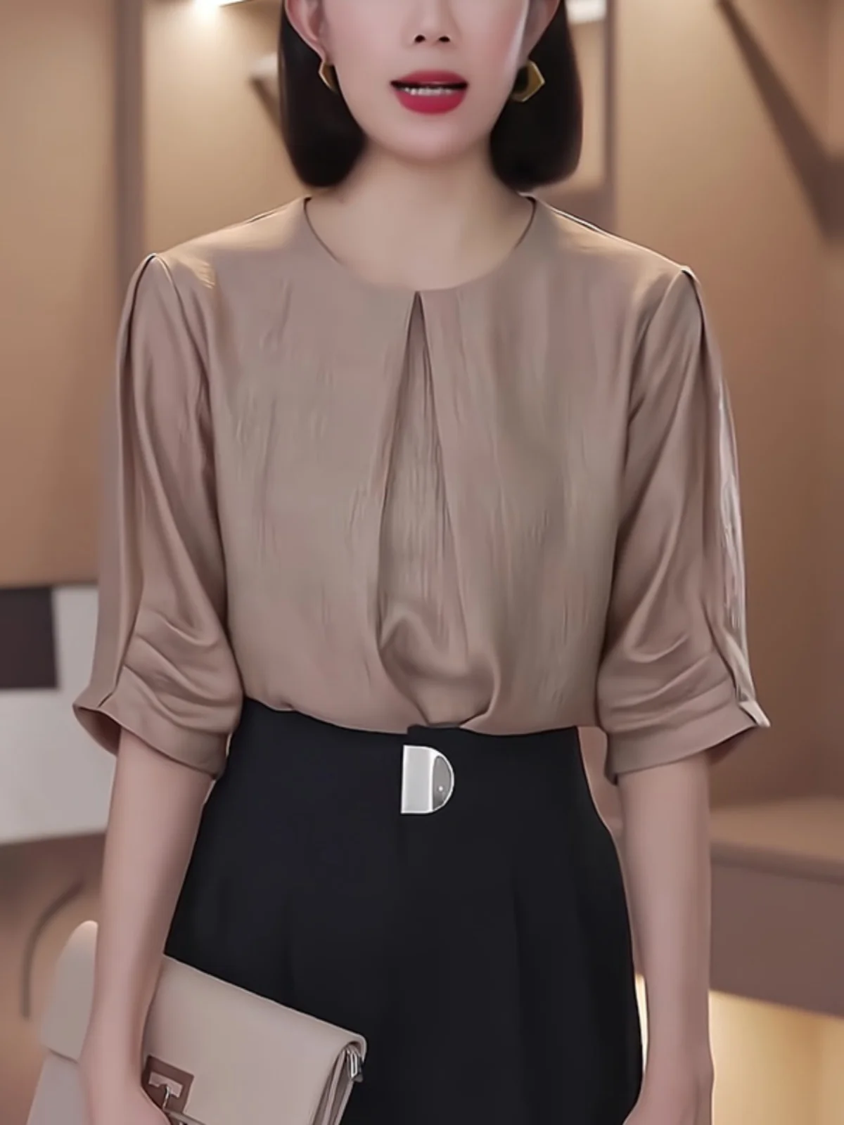 

Sli Gtuq round Ne Five-Quarter Sve Pred Pleat Design Camel Cuff Faionable Top Korean Sle Summer New Arrival