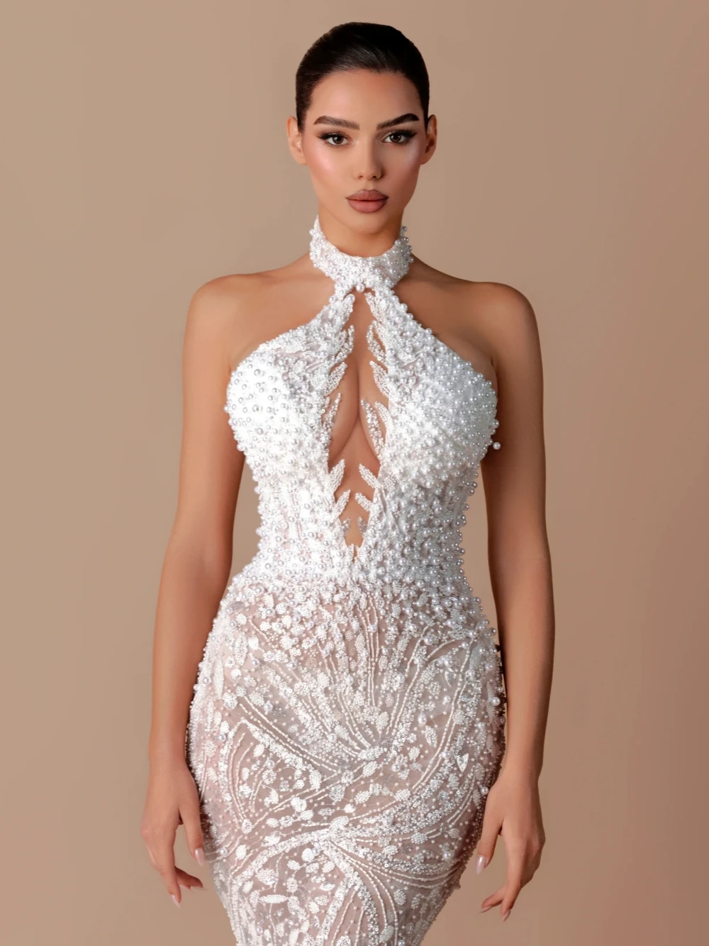 Suknia ślubna syrena z odpinanym trenem, haftem, perłami, iluzorycznym dekoltem typu halter, luksusowa suknia ślubna szyta na miarę dla panny młodej.