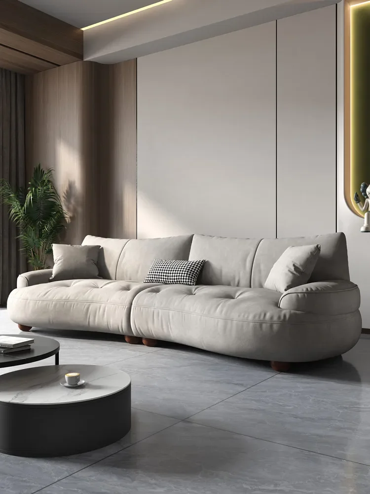 Sofa tiga orang baris lurus Italia, apartemen kecil ruang tamu melengkung tiang Nordik teknologi desainer sofa kain