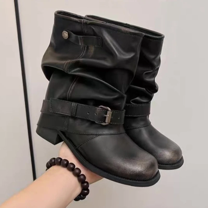 

Черные кожаные женские ботинки до середины икры с напуском и ремешком с пряжкой, плиссированный дизайн в стиле ретро, удобные модные туфли на среднем каблуке в стиле пастушки, рыцарская обувь