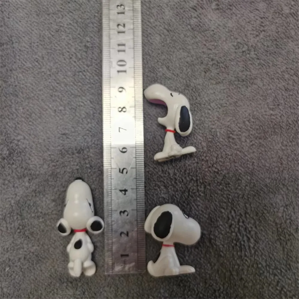 الأصلي إرسال عشوائي 2 قطعة/1 مجموعة الكلاسيكية الكرتون نمط سنوبي دمية لعبة زخرفة صغيرة هدية العيد