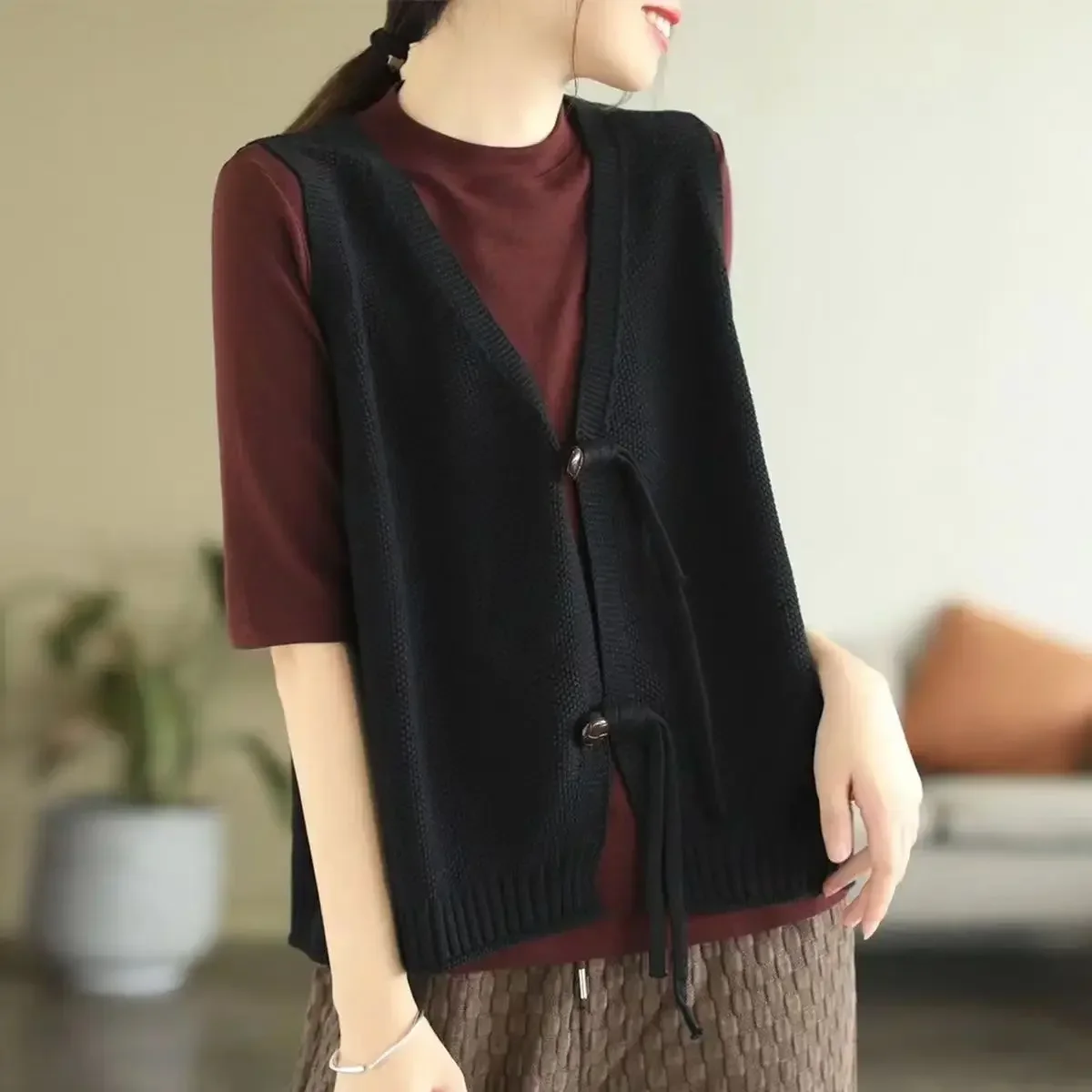 Ladies Sweaters Black Winter Button Vest V-neck Knitted Top for Women Yellow Modern Autumn 2024 Korean Style Aesthetic Cold Sale