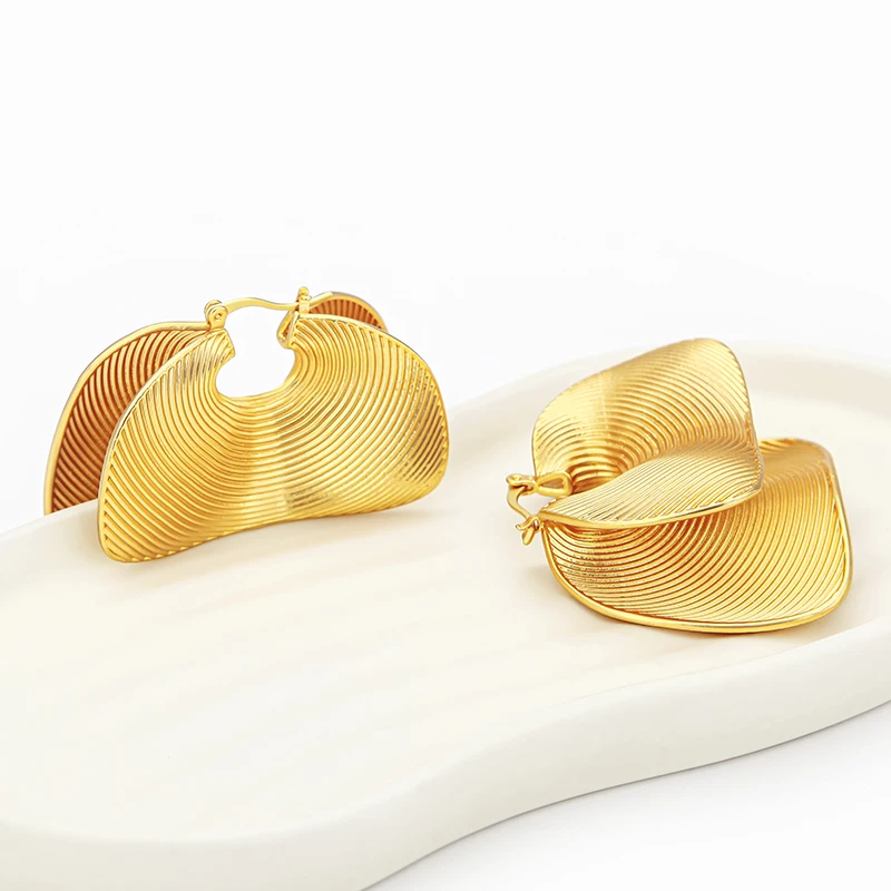 VAROLE Satchel Shaped Hoop Earrings Pleated Stripe Irregular Women Daily Party Pendiente Boucle D'oreille Fashion Jewelry
