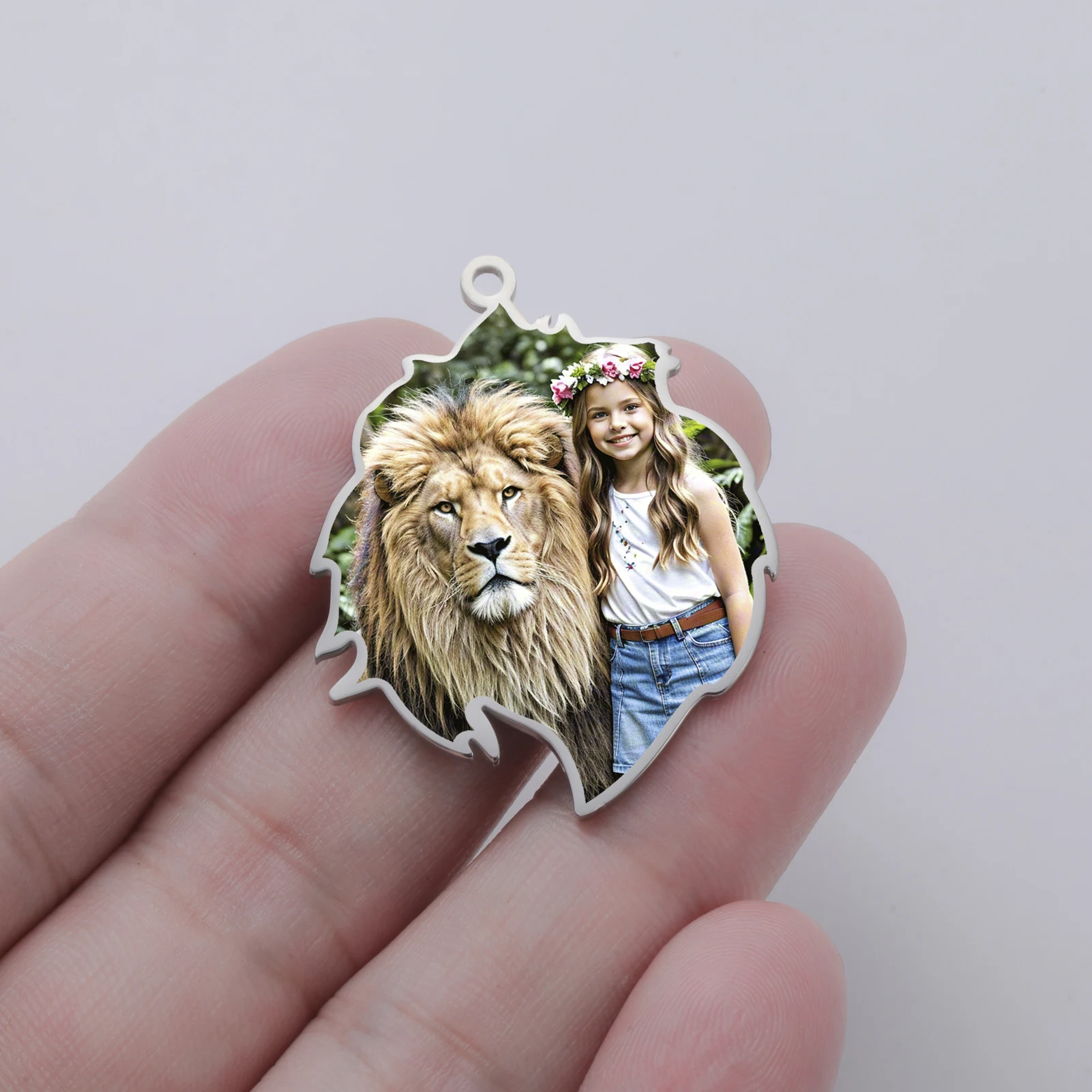 

Customized Single - Sided Color Printed Pendant In Leaf Shape, With A Theme Of Human And Nature, Suitable For Animal Enthusiasts