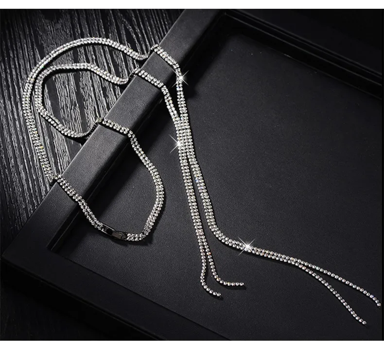 Un'abbagliante collana interamente con diamanti, accessori da donna e una lunga catena maglione con nappe
