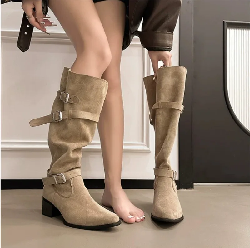 Neue Damen Kamel-Wildleder Slouch-Stiefeletten mit Spitzer Zehenpartie, Blockabsatz und Schnallenriemen im Vintage-Stil für Herbst und Winter – Detail 3