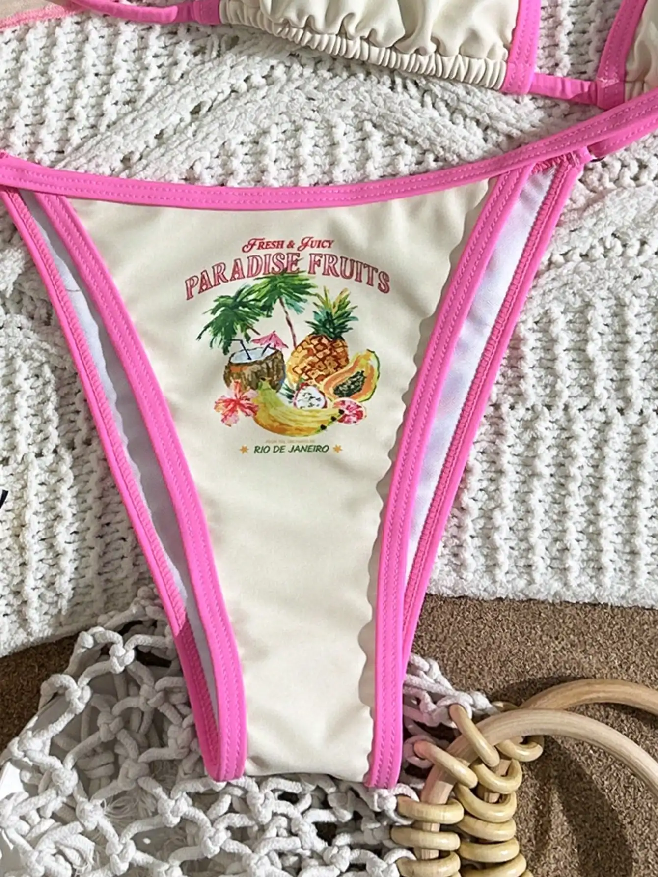 

Женский пляжный комплект из 3 предметов: топ-халтер с фруктовым принтом, прозрачная накидка, тропическое бикини с ярким дизайном в стиле райских островов.