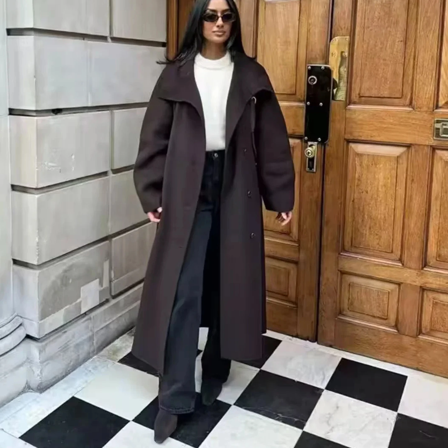 Zimowy, nowy, damski płaszcz wełniany do pracy, zapinany na jeden guzik, ze stójką, długi, z wiązaniem i paskiem, o średniej długości.