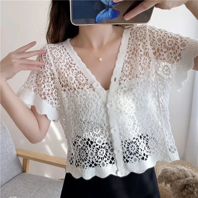 2025 nuevas mujeres ahuecan hacia fuera el cuello en V Top de encaje de manga corta camisa abierta nicho moda versátil estilo chal blusa