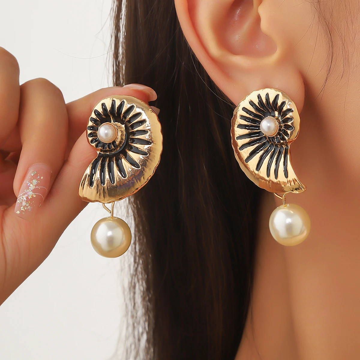 Creative retro heavy industry earrings for women, luxurious and high-end. Geometric styles with imitation pearl flowers and conc