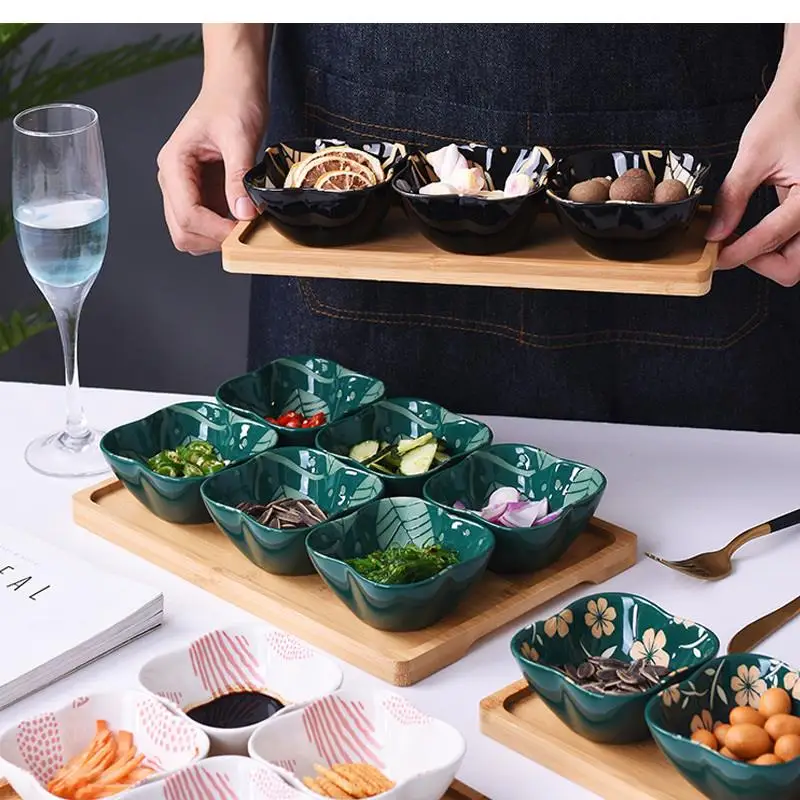 Prato de lanche de cerâmica, base de madeira, sala de estar, prato de frutas, vinagre, caixa de doces, planta lateral, flor seca