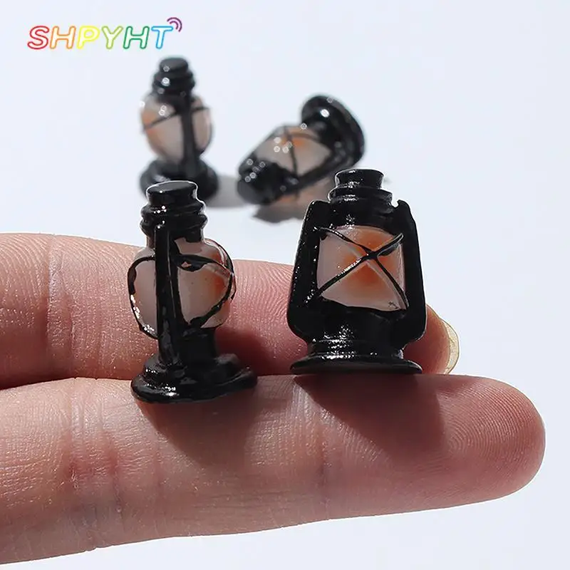 2PCS Dollhouse Mini Vintage Black Simulation 3D Resin Kerosene Lamp Baby Gift Toy DIY Hole Shoes Keychain Phone Case Accessories