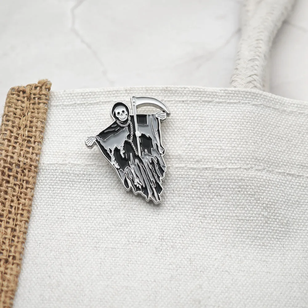 Halloween-Brosche mit Totenkopf-Motiv, Metall-Anstecknadel, schrecklicher Geist mit Sichel, gotischer Punk-Schmuck, Geschenk für Freunde. – Detail 5