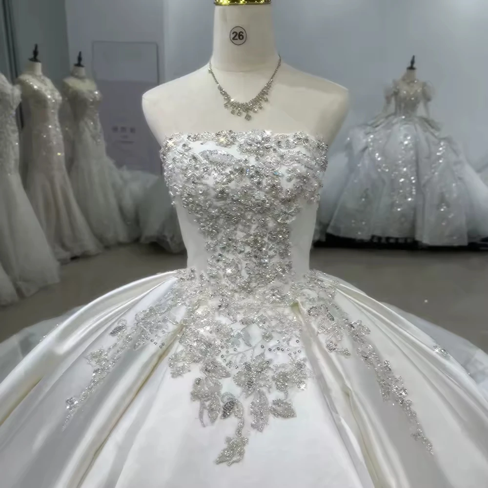 Gaun Pengantin Satin Tanpa Tali dengan Tali di Belakang, Model Ball Gown, Payet, Bordir, dan Detail Mewah