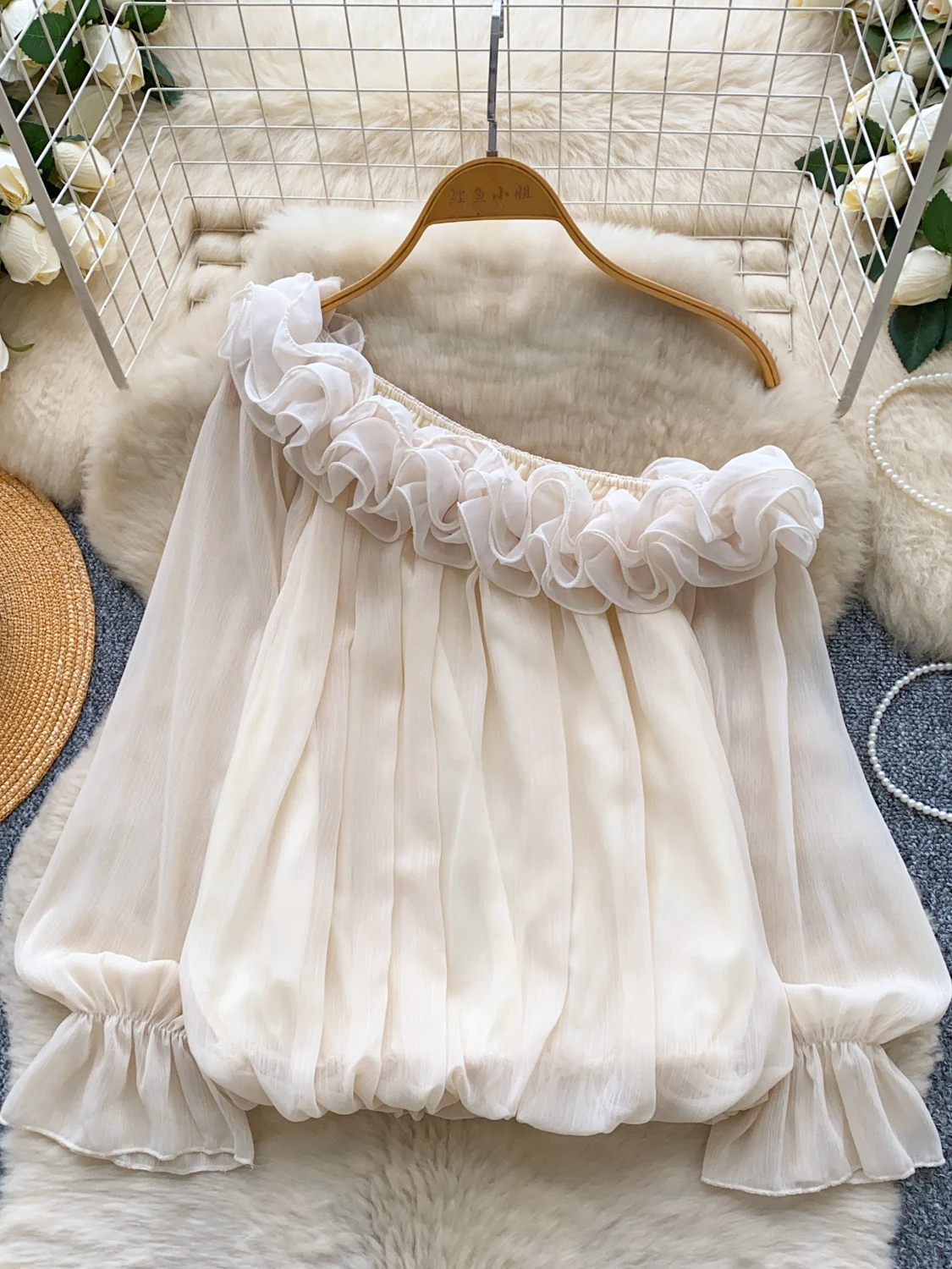 優しい少数民族風スキューカラーの女性用服、フレアスリーブ、メッシュパッチワーク、フレッシュなトップス、万能なフレンチスタイルの婦人服