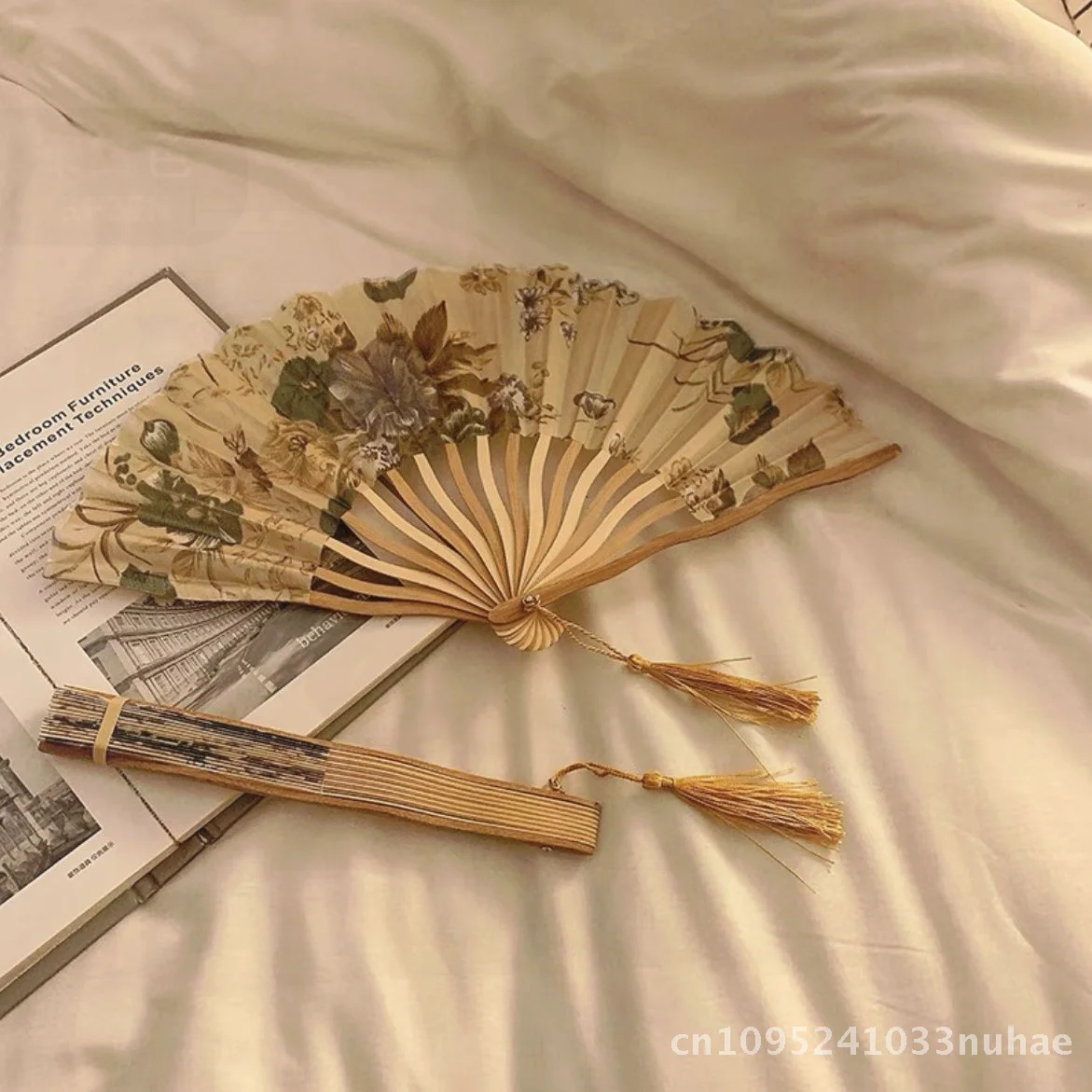 

Chinese Style Silk Portable Folding Fan Ancient Prop Female Summer Posing Shell Fan Gold Gray Color Decorative Folding Fan