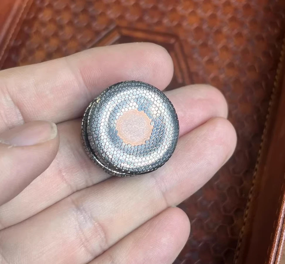 

Б/У EDC sc 24,5*13 мм, кнопка-спиннер, гироскоп на кончике пальца, декомпрессионные игрушки