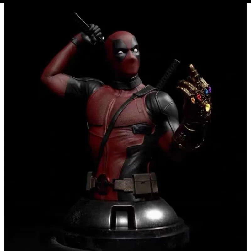Busto in Resina di Deadpool con Guanto dell'Infinito Marvel, Action Figure da Collezione, Ornamento da Scrivania per Fan dei Film Marvel, Giocattolo di Tendenza