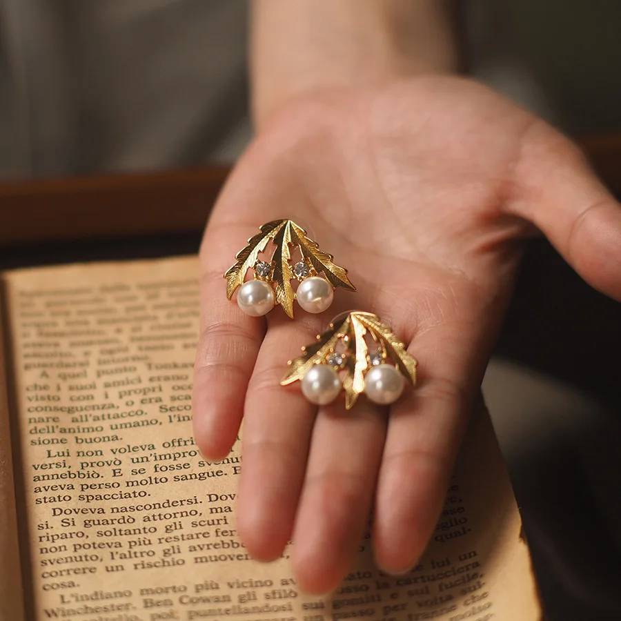 2025 French-Regal Pine-Leaf Motif Pearl Simulant Stud Earrings - Retro Handcrafted Jewelry