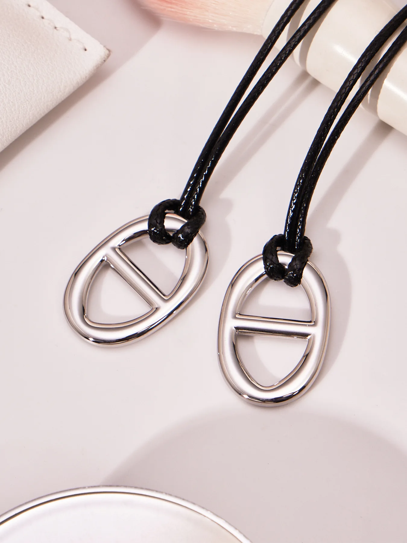 Halskette mit H-Buchstaben-Anhänger aus Edelstahl, 18 Karat vergoldet, Charm-Halskette mit PU-Seil, schwarze Lederseil-Halsketten für Frauen – Detail 12