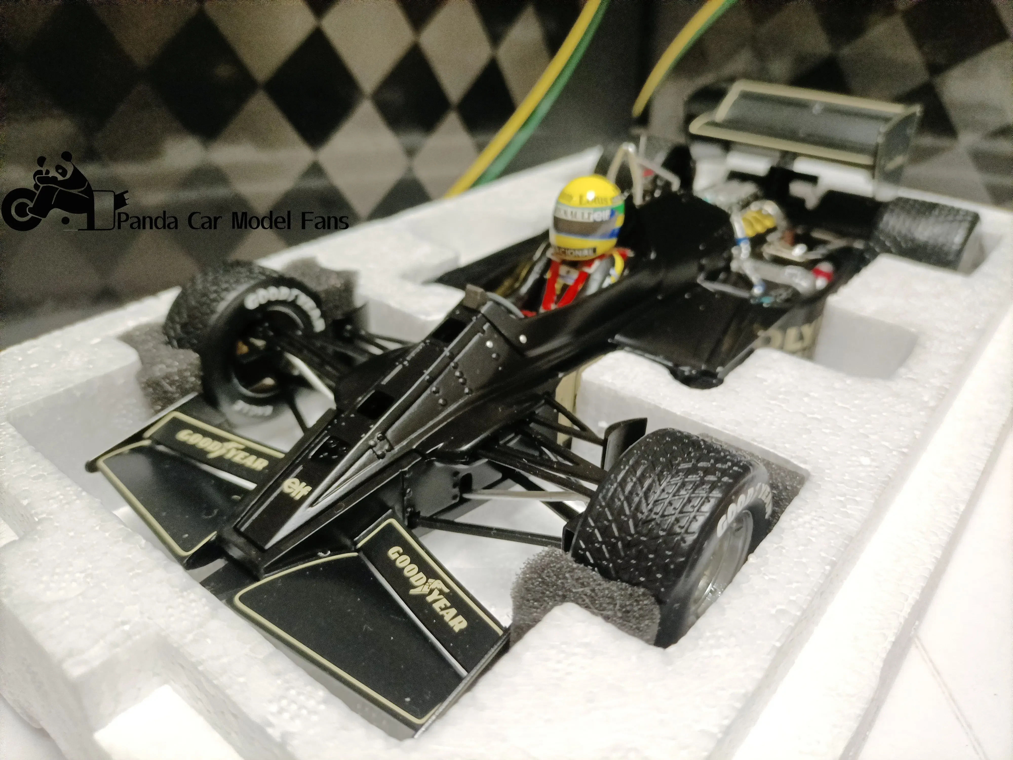 PremiumX-modelo de coche Lotus F1 Grand Prix 97T Ayrton Senna JPS, regalo coleccionable, decoración del hogar en miniatura, visualización estática, 1:18