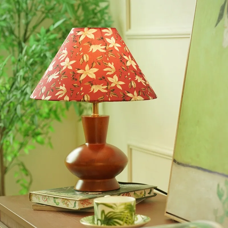 

American medieval wedding desk lamp bedroom French flower design living room side cabinet decoration solid wood bedside lamp