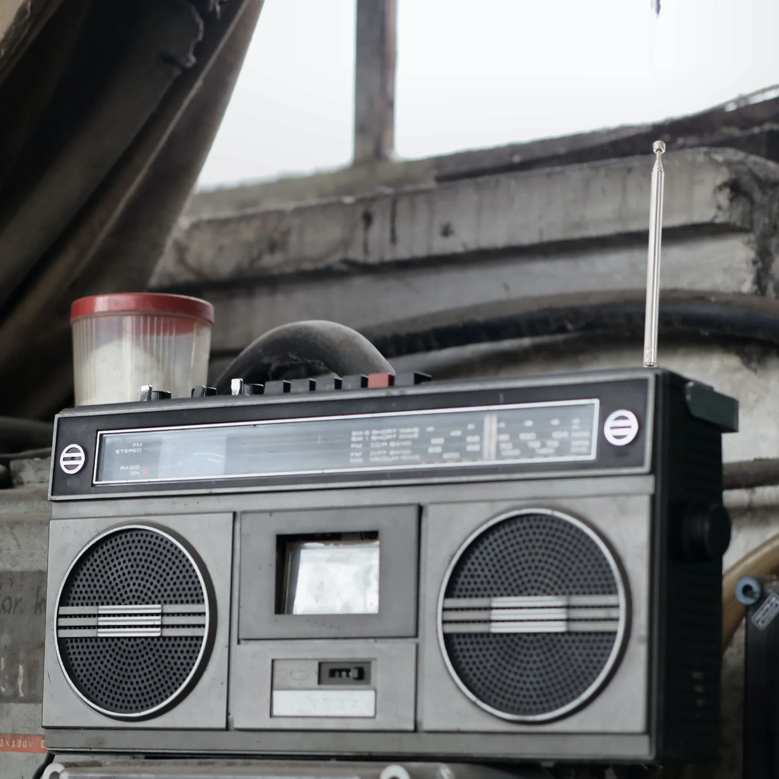 2 個の伸縮式アンテナラジオ交換用ユニバーサル頑丈な信号受信機調節可能な鉄製マウント家庭用車両用