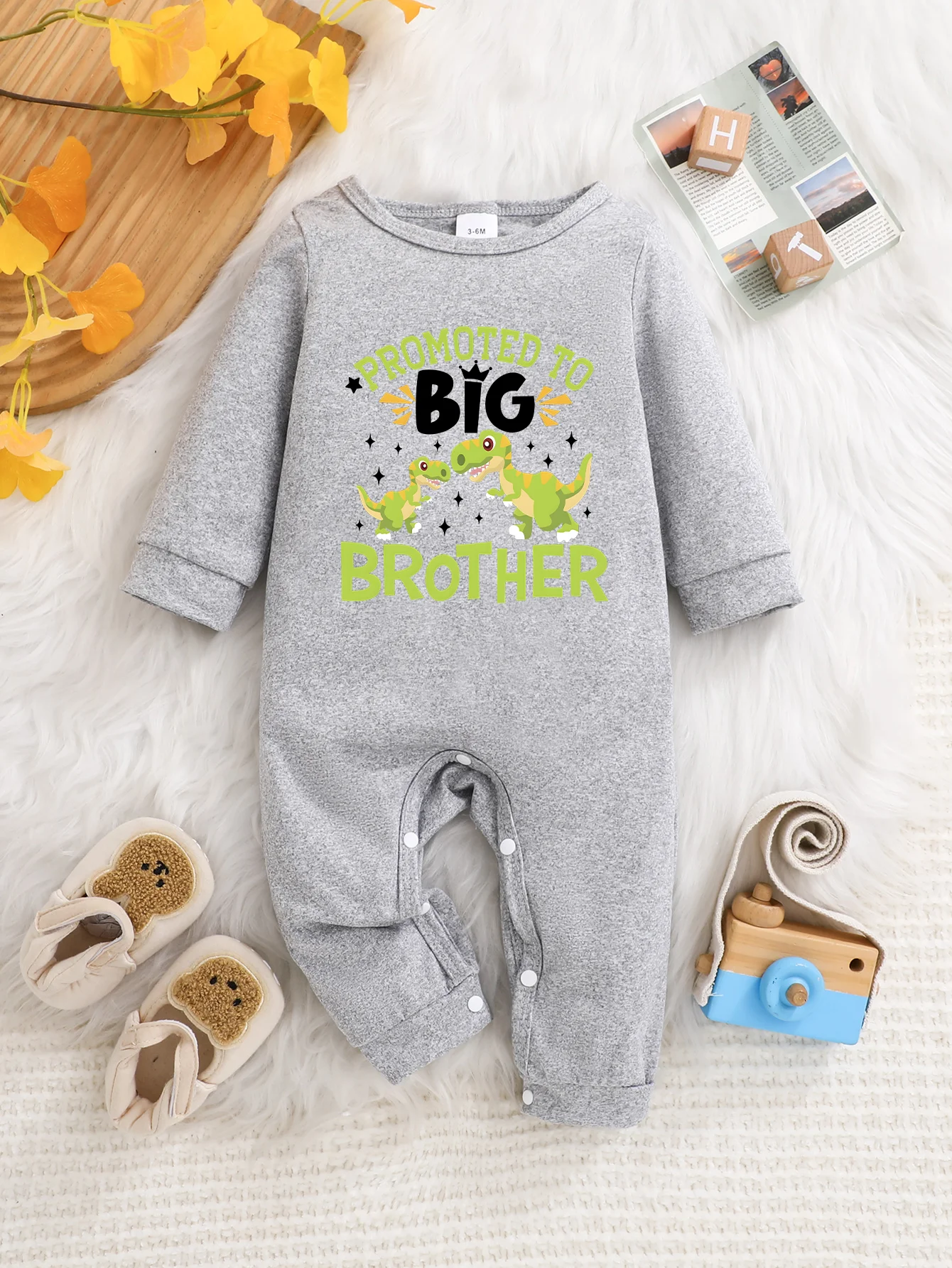 

This baby long-sleeve onesie features playful prints and button closure. It is washable, easy to maintain and a practical must-h
