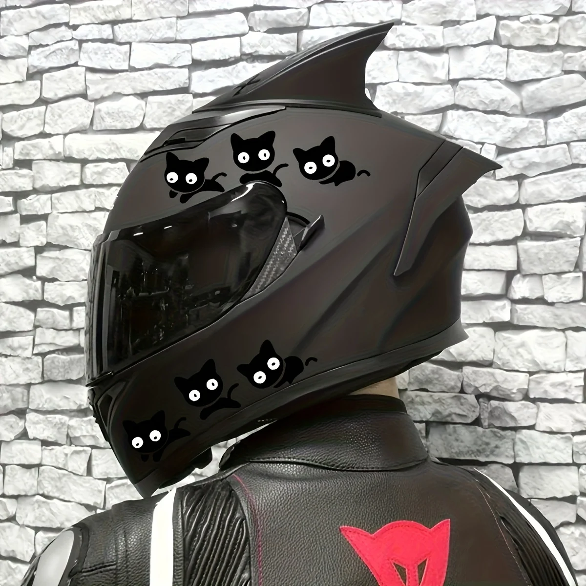 قطعتان من ورق تزيين خوذة الدراجة النارية "القطة السوداء الصغيرة"، مناسب لمرآة الرؤية الخلفية للسيارة وملصقات خوذة الدراجة النارية.