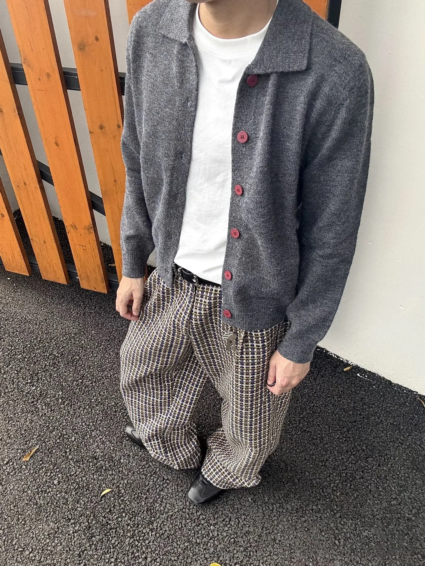 

Мужской вязаный кардиган в стиле ретро с красными пуговицами, осенне-зимний, мягкий, удобный, повседневный, с отложным воротником, свободного кроя, с длинными рукавами