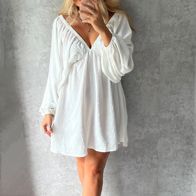女性クリンクルテクスチャ大きく開いたネックバルーンスリーブミニドレス春夏白いドレス休暇自由奔放に生きるビーチ衣装