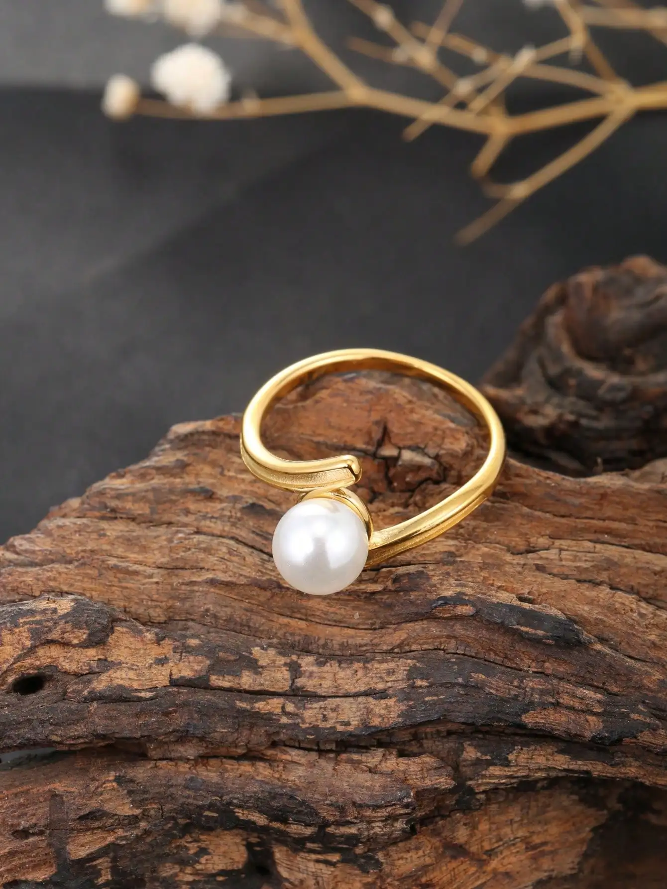 1 Piece of Irregular Letter H Ring with Imitation Pearls in the Middle, 18K Gold Stainless Steel Women's Ring, Elegant, Creative, Versatile and Fashionable, Suitable for Women to Wear in Their Daily Activities and Parties, as a Gift for Girlfriends, as a Gift for Friends, or for Social Occasions