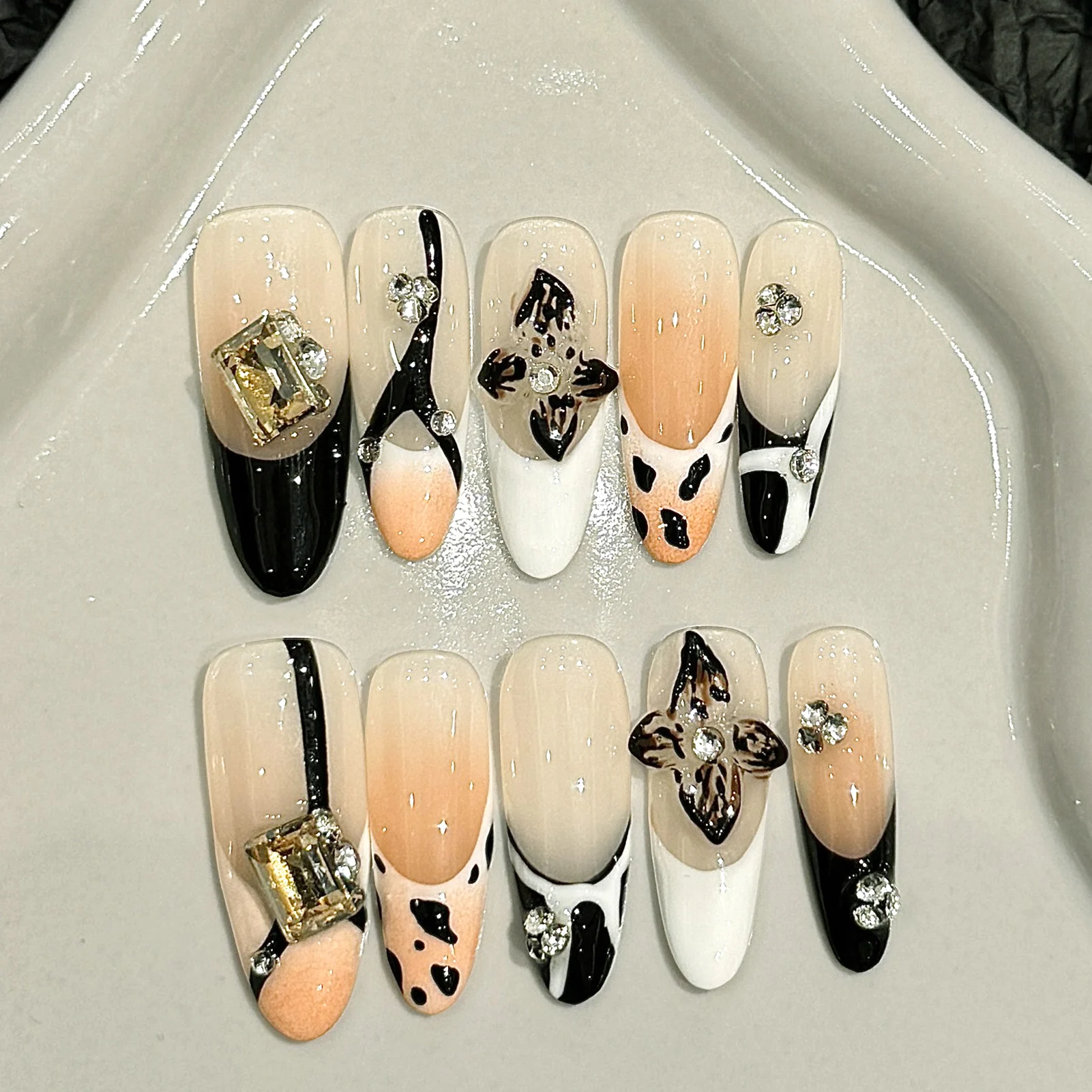 Uñas postizas talladas francesas de leopardo hechas a mano, cubierta completa, decoración de diamantes de imitación, puntas de uñas postizas largas de otoño de almendra