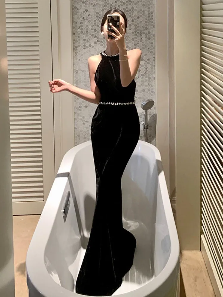 เดรสยาวหางปลาสไตล์เฮปเบิร์นคอเชือกแขวนคอกํามะหยี่สีดําสําหรับงานเลี้ยงวันเกิด