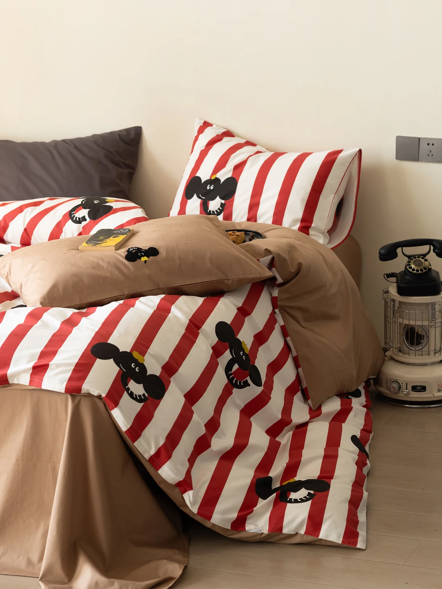 

Designer cartoon cute wind cotton bed three or four-piece embroidery