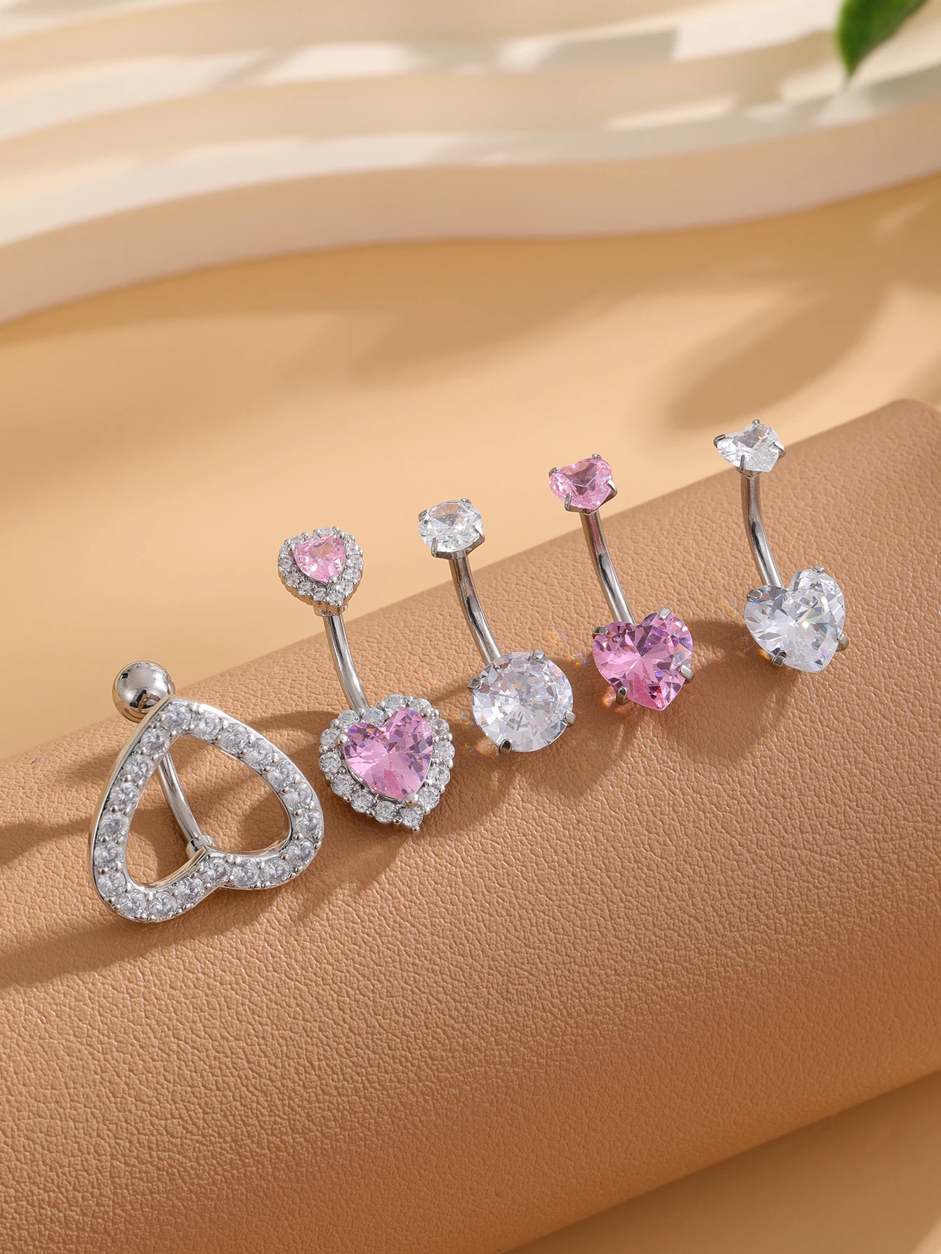 5-teiliges Set Goldfarbene Bauchnabelringe mit Herz- und Blumenanhängern, Edelstahl-Bauchpiercings mit Schleife, Gebogene Nombril-Ombligo-Ringe