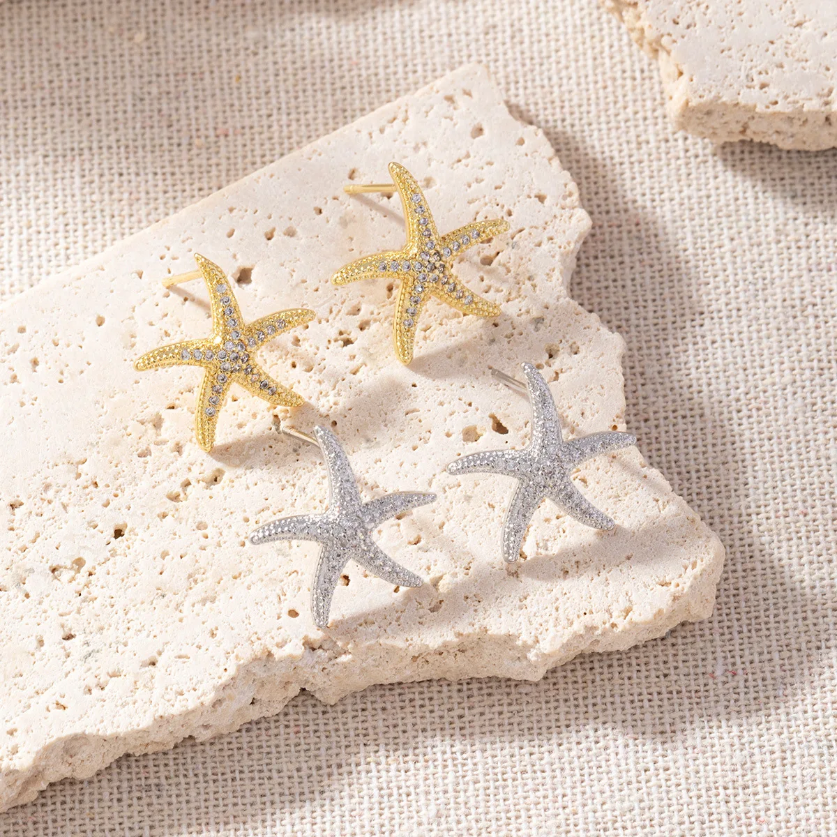 

1 Pair of Fashionable All-matching Ocean Element Earrings. Seaside Plating Fake Retro Style 18K Gold-plated Starfish Earrings