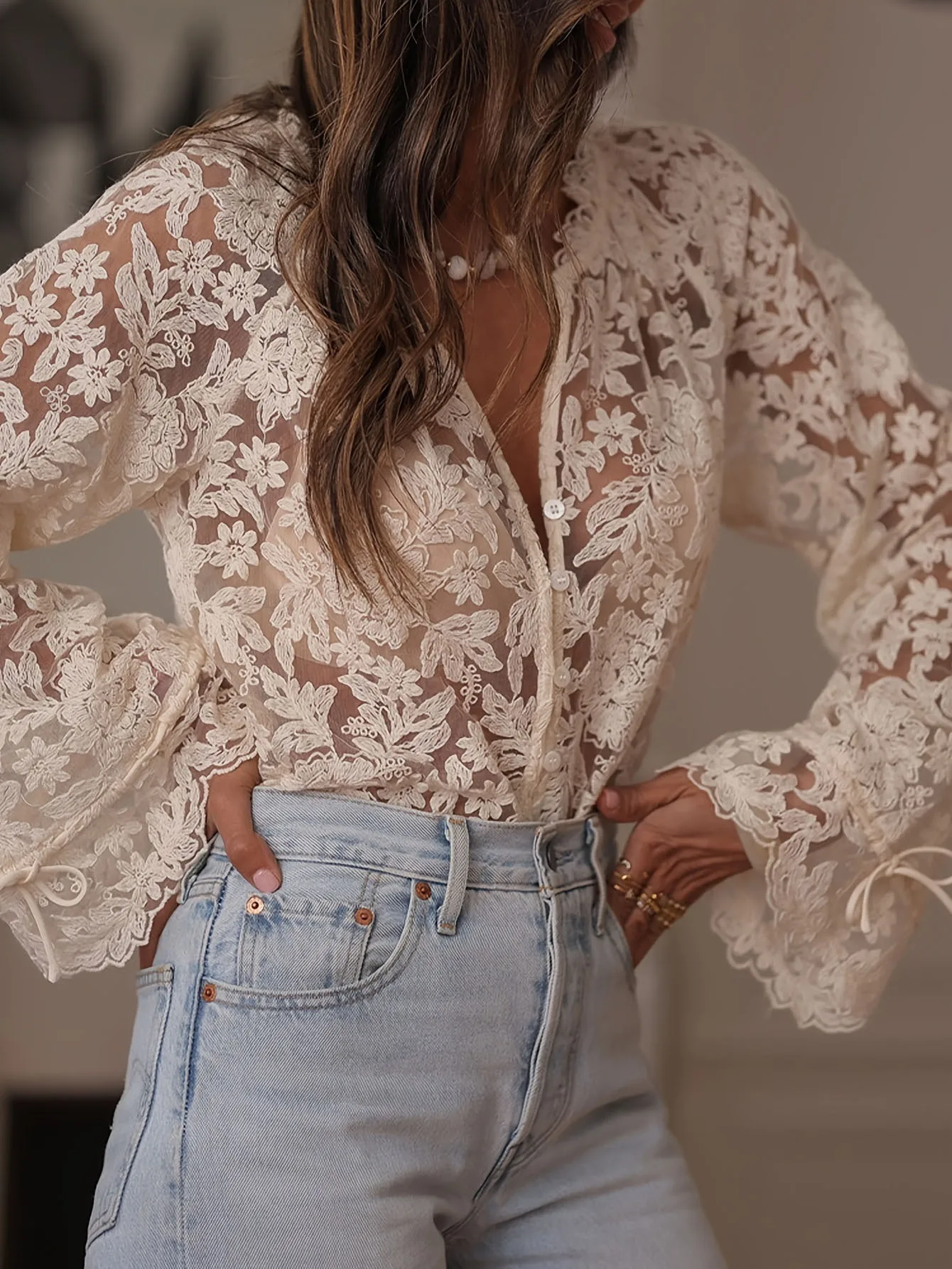 Blusa de encaje ahuecada para mujer, camisa Sexy con cuello vuelto para oficina, botones de un solo pecho, color liso, elegante
