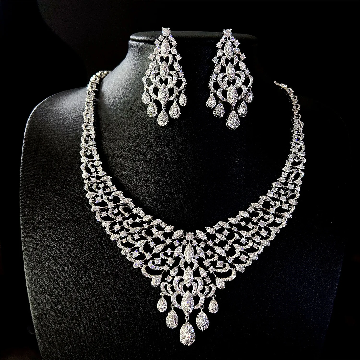 

New Thin Shine Necklace Earring Set Retro Palace Style Jewelry Women's Dress Decoration Suitable for Wedding Ball Gift M-811