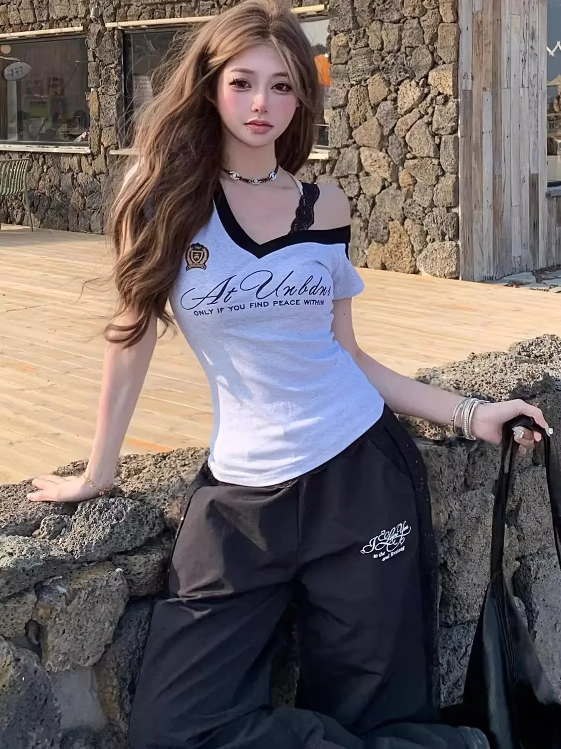 

New V-neck short sleeved t-shirt for women in summer, with a high-end feel. Lace patchwork front shoulder, slim fit and slimming