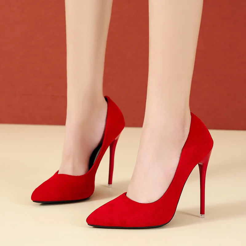 2025 Nuovi tacchi alti per le donne Scarpe con tacco rosso Décolleté in flanella 8 cm Scarpe eleganti da lavoro Scarpe da sposa da donna per banchetti di lusso