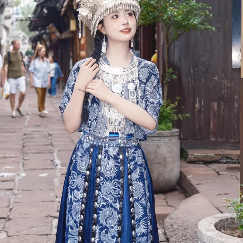 중국 몽족 여성의 민족 의상 및 무용 공연 의상