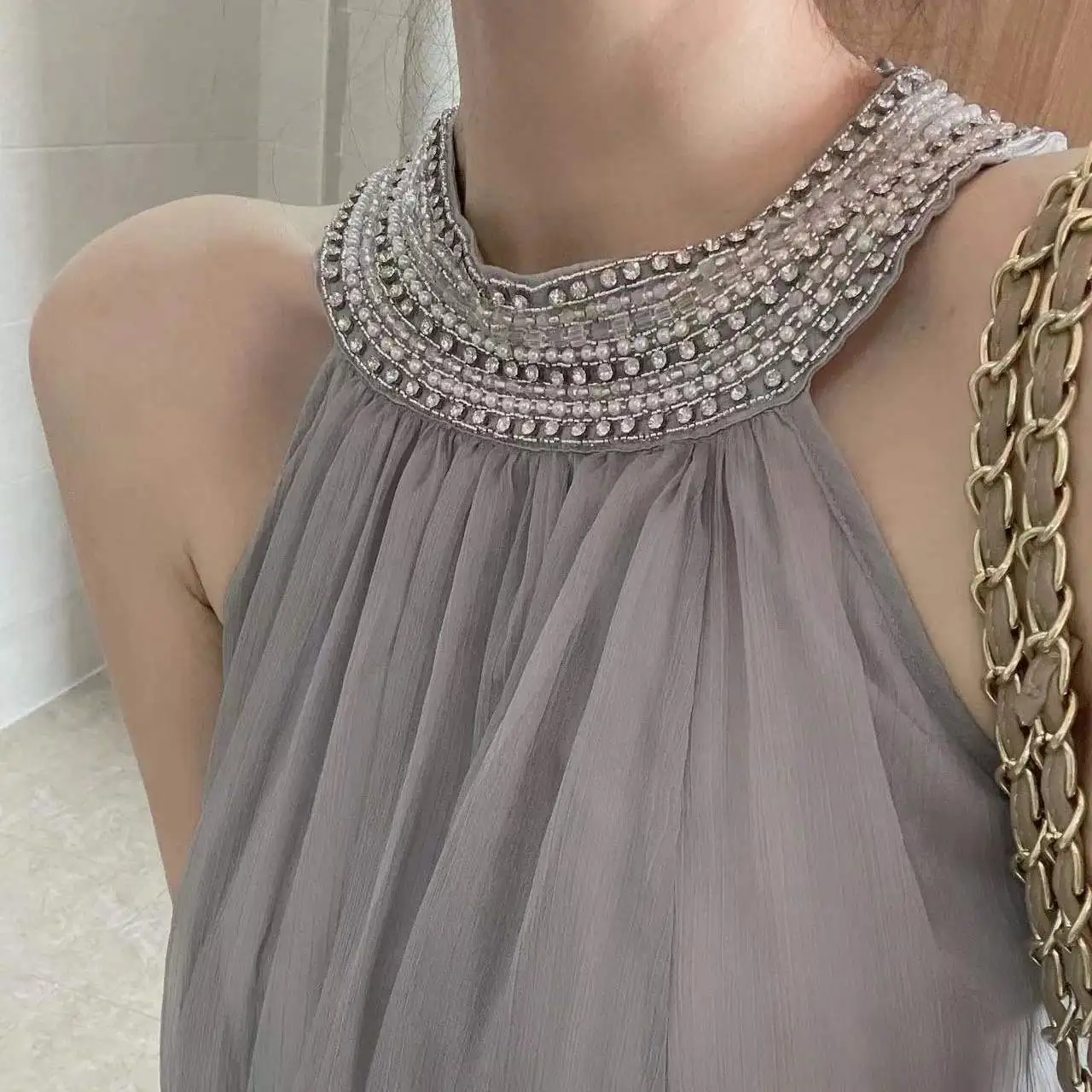 Vestido sem mangas elegante feito à mão com contas halter