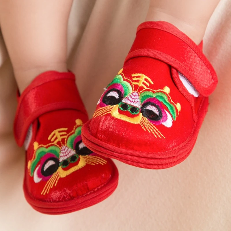 Baby walking shoe2025new retro baby traditional clothshoe child tiger head anti slip home floorshoe versatile child walkingshoe