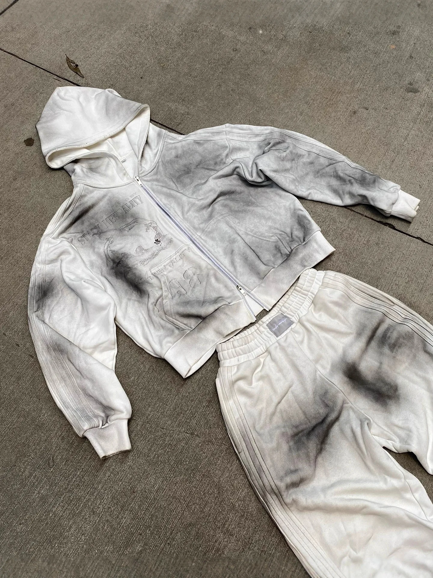 

Винтажный спортивный костюм унисекс 2026: худи с эффектом потертости в стиле хип-хоп + свободные ретро-брюки. Модный уличный комплект.