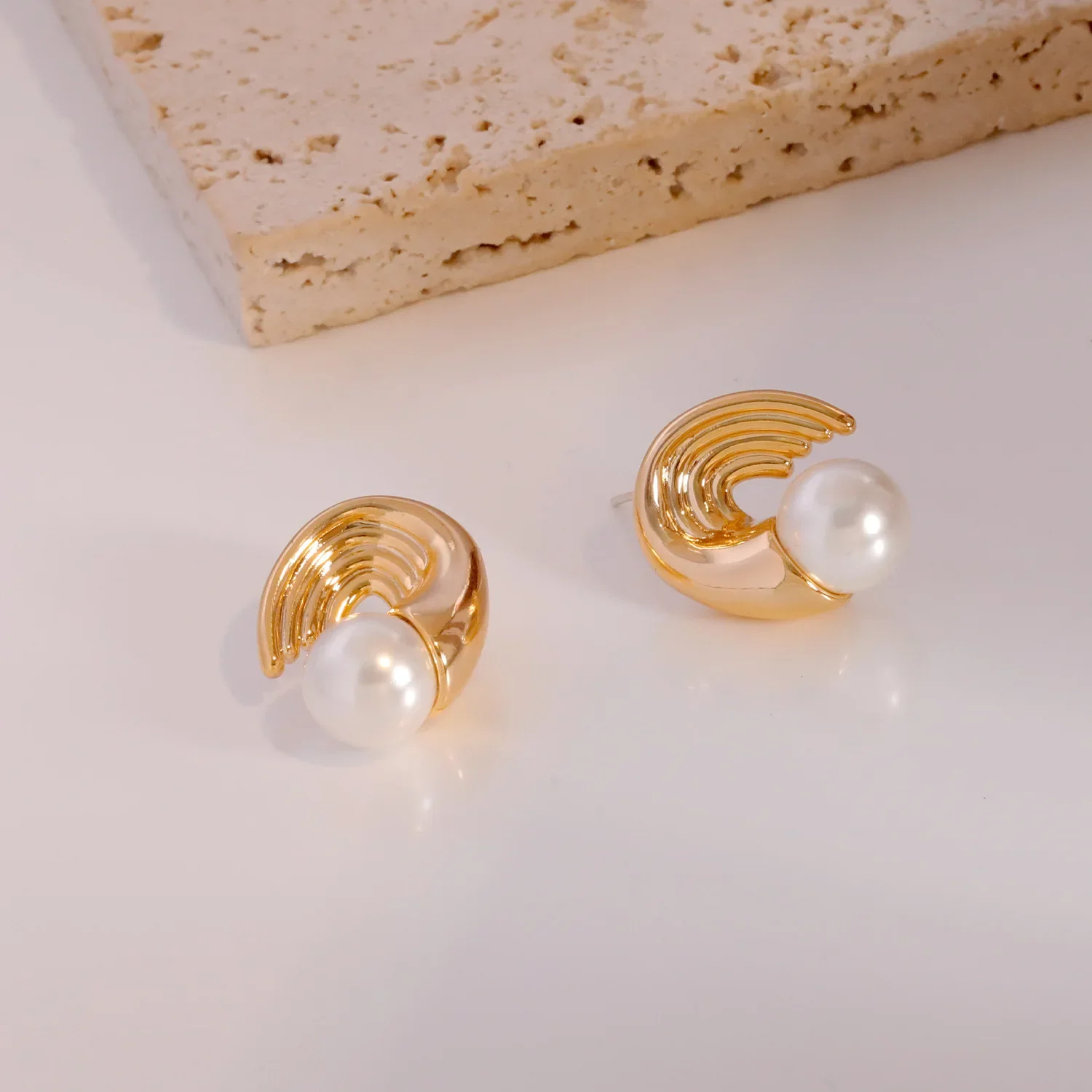 Unique pearl stud earrings, femininity, advanced design sense, individuality, light luxury, niche earrings.