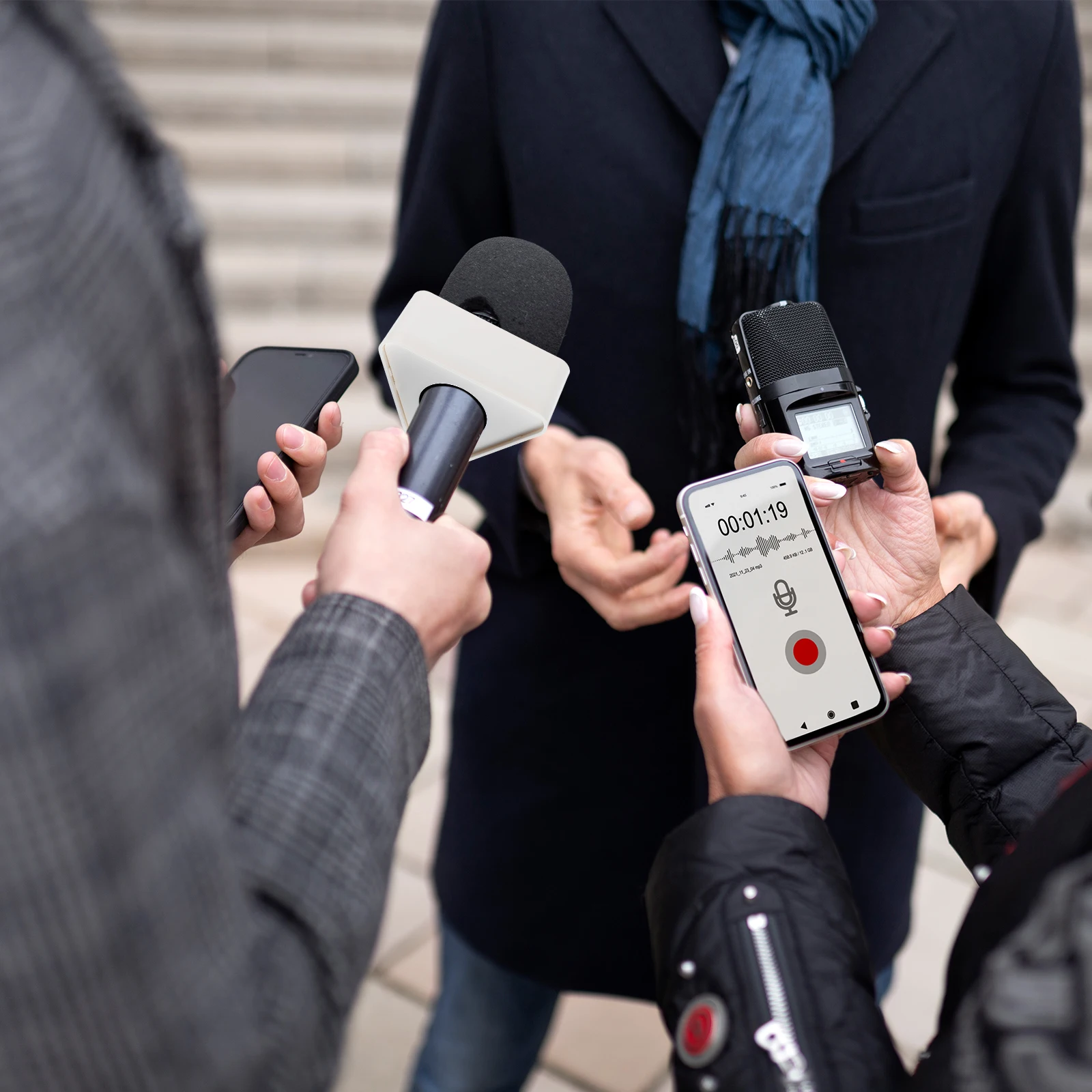 

2pcs Portable Abs Injection Molding Triangular Interview Mic Microphone Station Logo Flag Suitable For Most Mics Creative Shaped