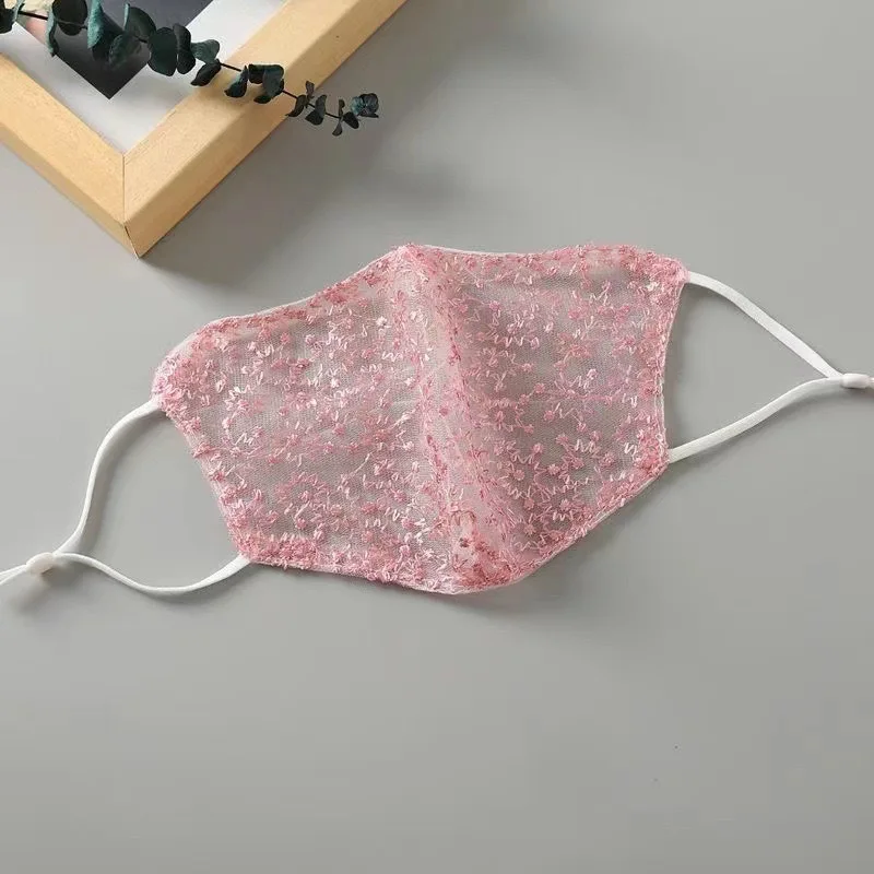 Bestickte Spitzen-Sonnenmaske für Frauen, UV-Schutz, atmungsaktiv, verstellbare Ohrschlaufe, waschbar, durchsichtige Gesichtsmaske mit winzigen Blumenmuster – Detail 1