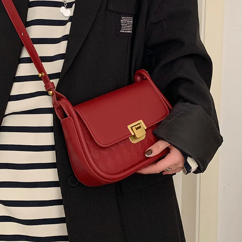 High-Grade Red Crossbody Bag Women\'s 2023 Winter New Bride Shoulder Bag Fashion Design Sense High-End Underarm Small Square Bag