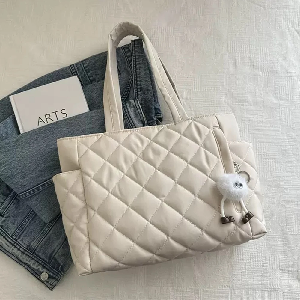 Gesteppte Puffer-Tragetasche mit Plüsch-Anhänger, Baumwoll-Manteltasche, modische Schultertasche mit hoher Kapazität für den Freizeiteinkauf auf dem Weg zur Schule – Detail 9